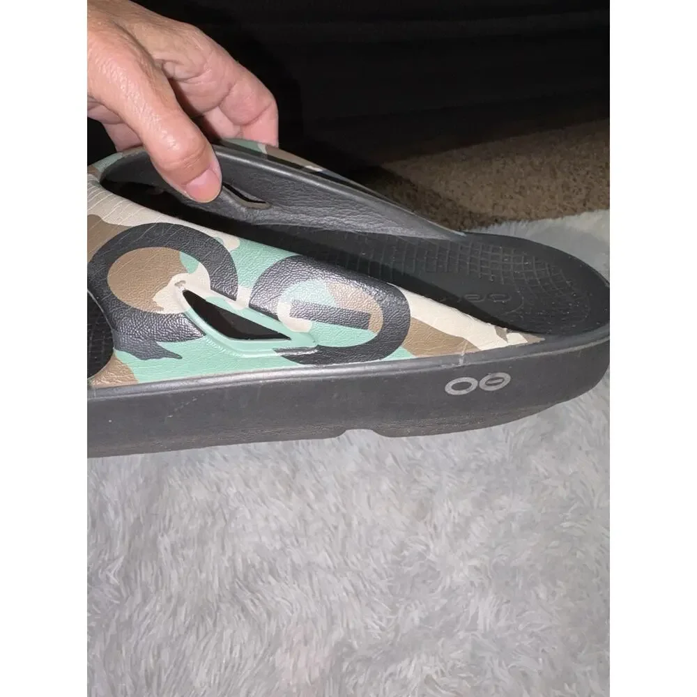 Oofos Black/ Camo W9 M7 Classic Recovery Flip Flops. Comfortable